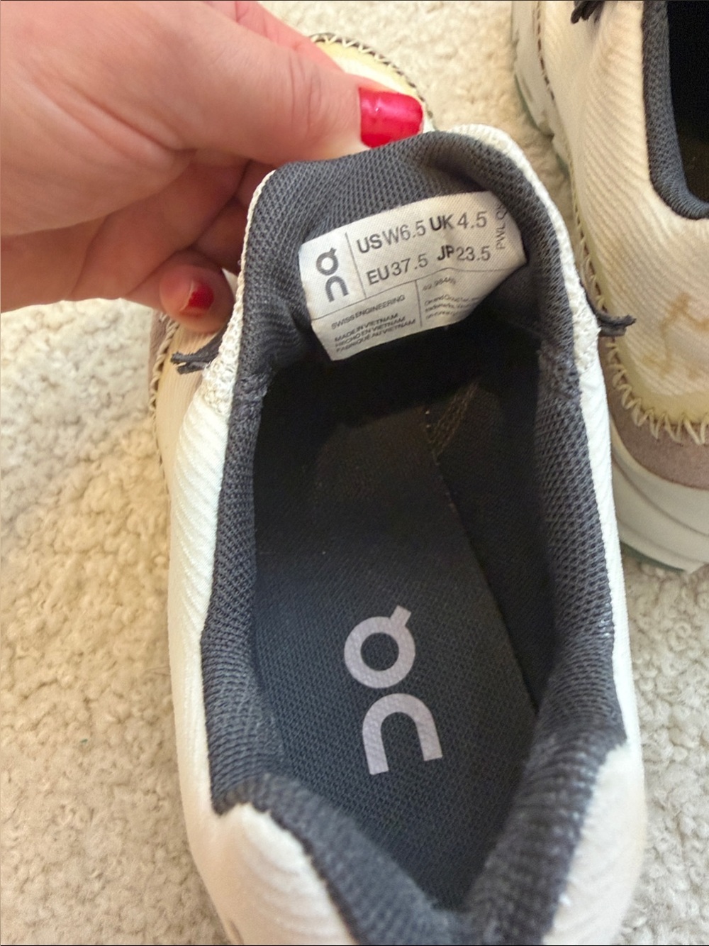 On Running Cream Sneakers with Sage and Mauve Accents size W 6.5, EU size 37.5❤️